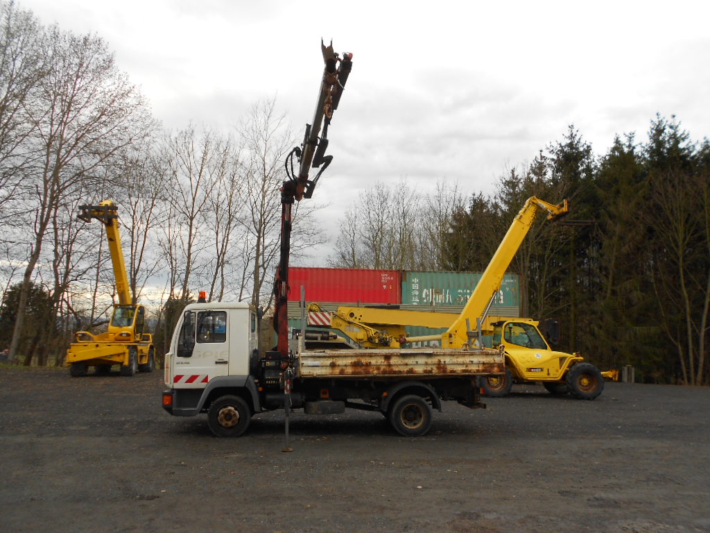 Dreiseitenkippen MAN LE8.150 mit Kran Palfingen PFG7001