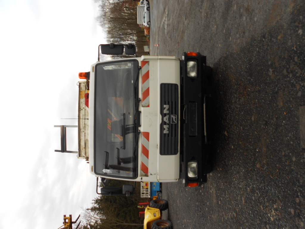 Dreiseitenkippen MAN LE8.150 mit Kran Palfingen PFG7001