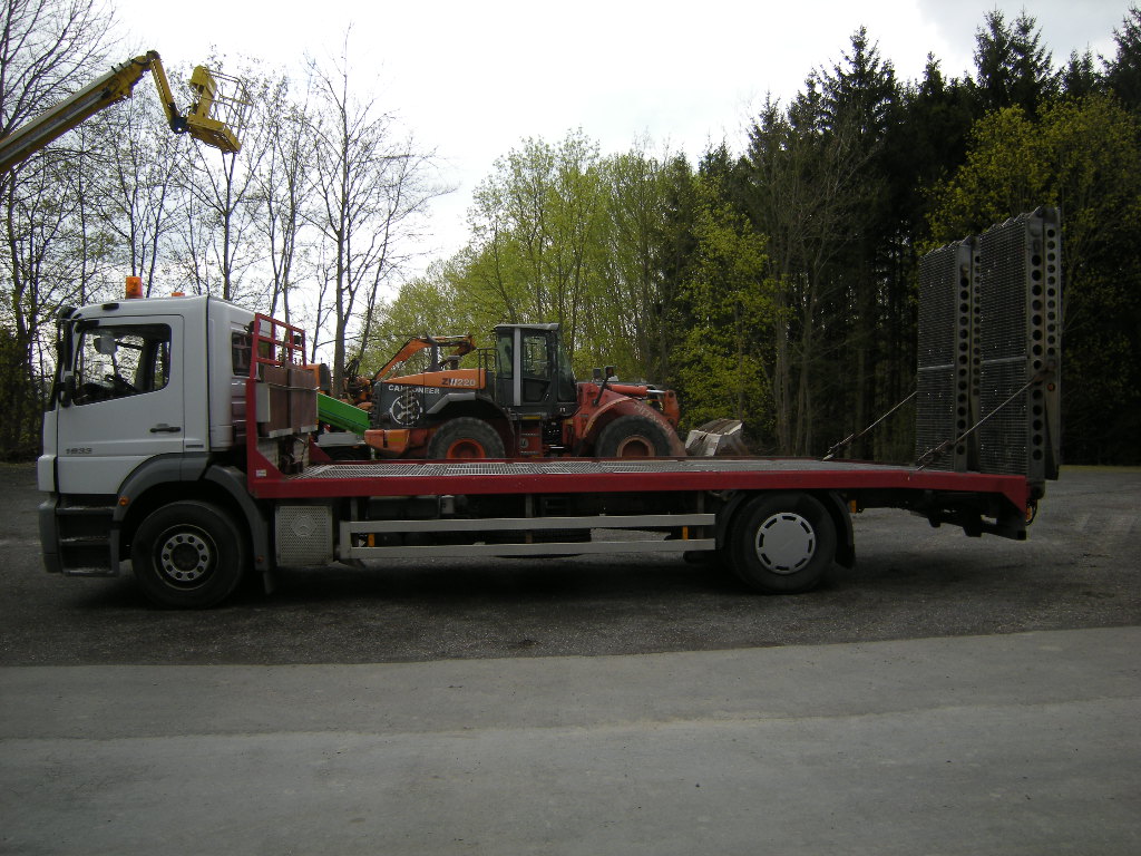 Mercedes Benz Acor 1833 mit Rampen und Winde