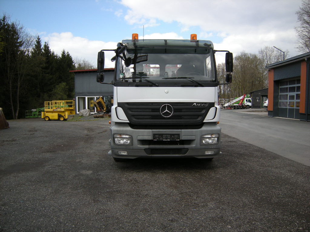 Mercedes Benz Acor 1833 mit Rampen und Winde